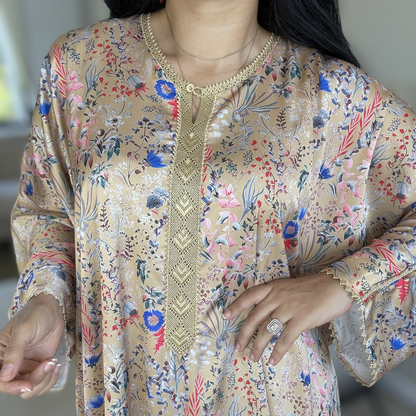 Gandoura Oversize Satin Fleuri – Élégance Florale Marocaine