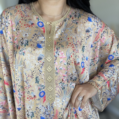Gandoura Oversize Satin Fleuri – Élégance Florale Marocaine