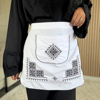 Tablier Noir sur Blanc – L’élégance du Tarz El Fassi