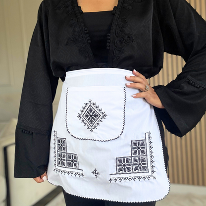 Tablier Noir sur Blanc – L’élégance du Tarz El Fassi