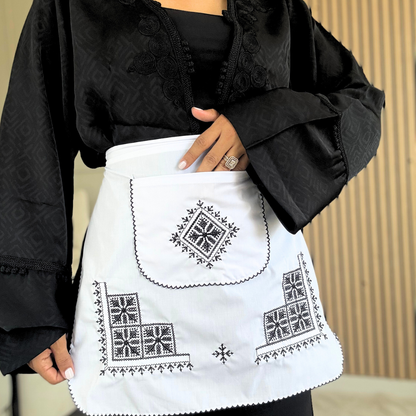 Tablier Noir sur Blanc – L’élégance du Tarz El Fassi