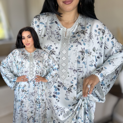 Gandoura Oversize Satin Fleuri – Élégance Florale Marocaine