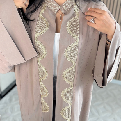 Kimono Swa9 Lmaalam – Élégance dorée en Crêpe