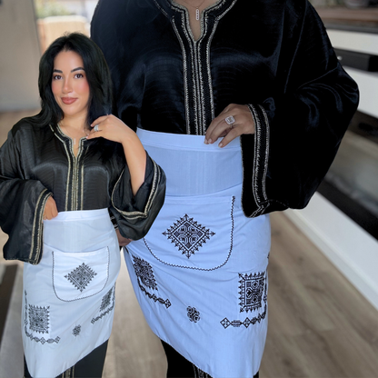 Tablier Noir sur Blanc – L’élégance du Tarz El Fassi