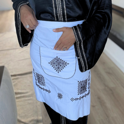 Tablier Noir sur Blanc – L’élégance du Tarz El Fassi