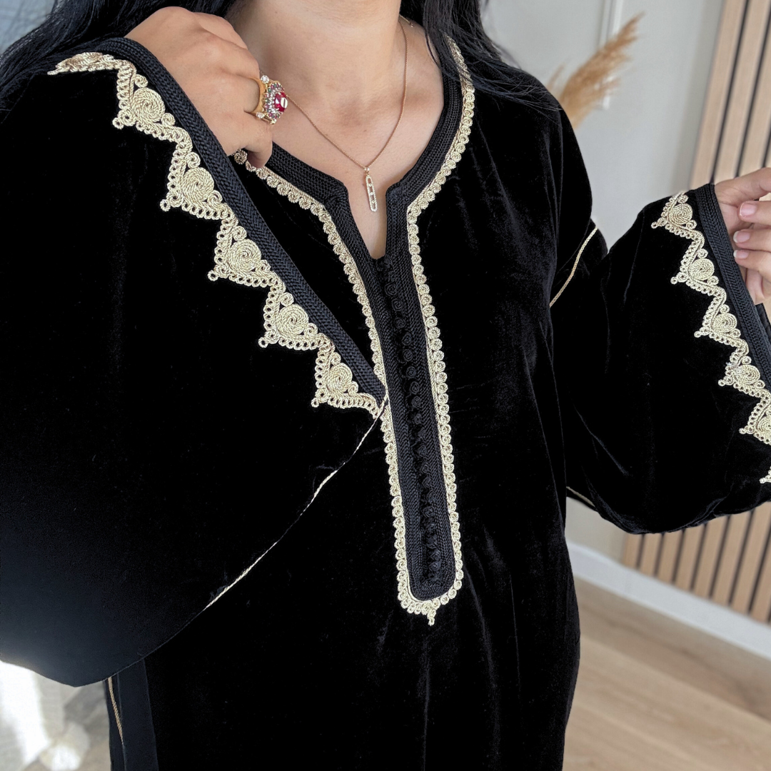 Caftan Velours “Coupe Makhzaniya” – Confort & Élégance au Quotidien